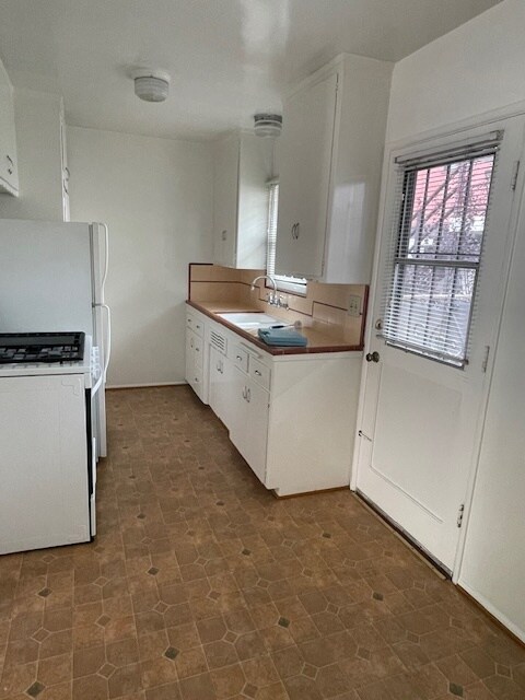 Cocina - 6951 Kittyhawk Ave