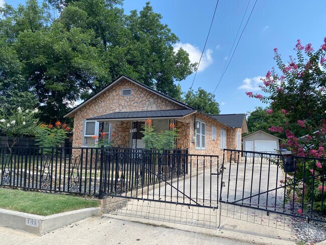 Building Photo - 747 W Glenn Ave
