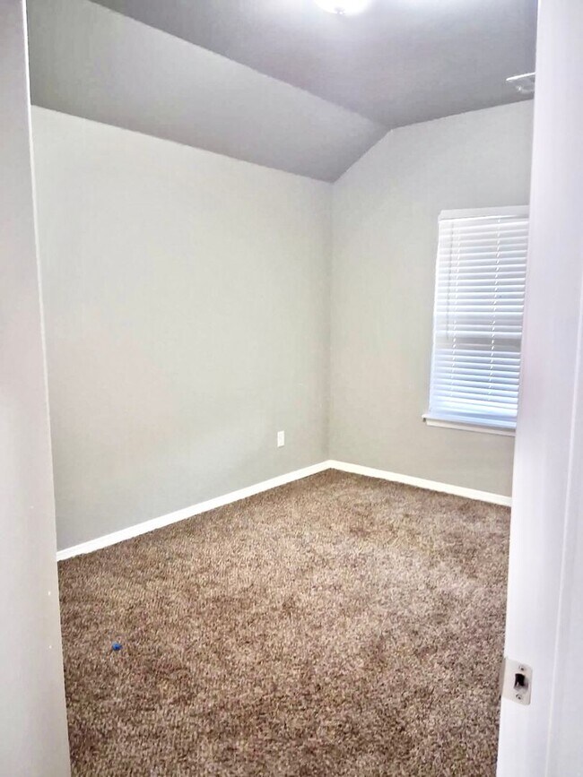 Foto del edificio - Beautiful 4-Bedroom Home in Edmond – Avail...
