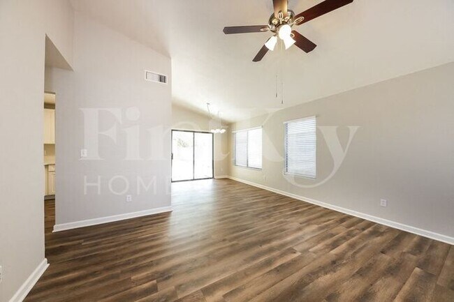 Foto del edificio - 3145 W Crest Ln