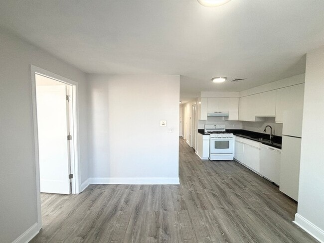 Photo - 94 Eastern Ave Apartment