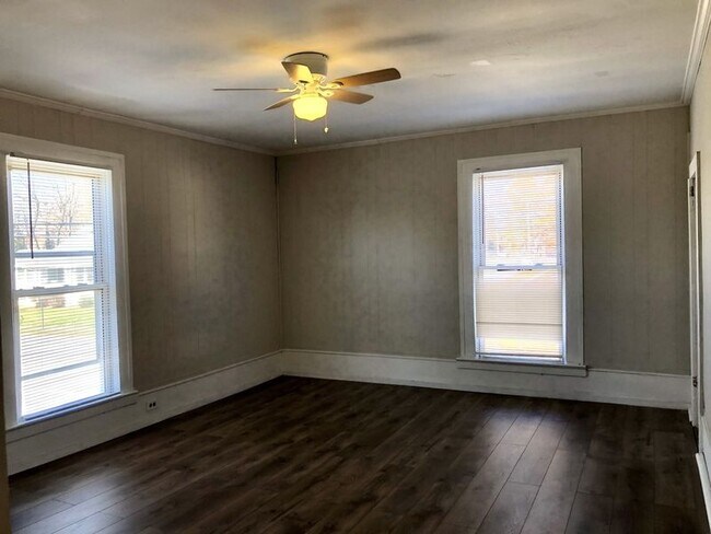 Building Photo - Move-In Ready