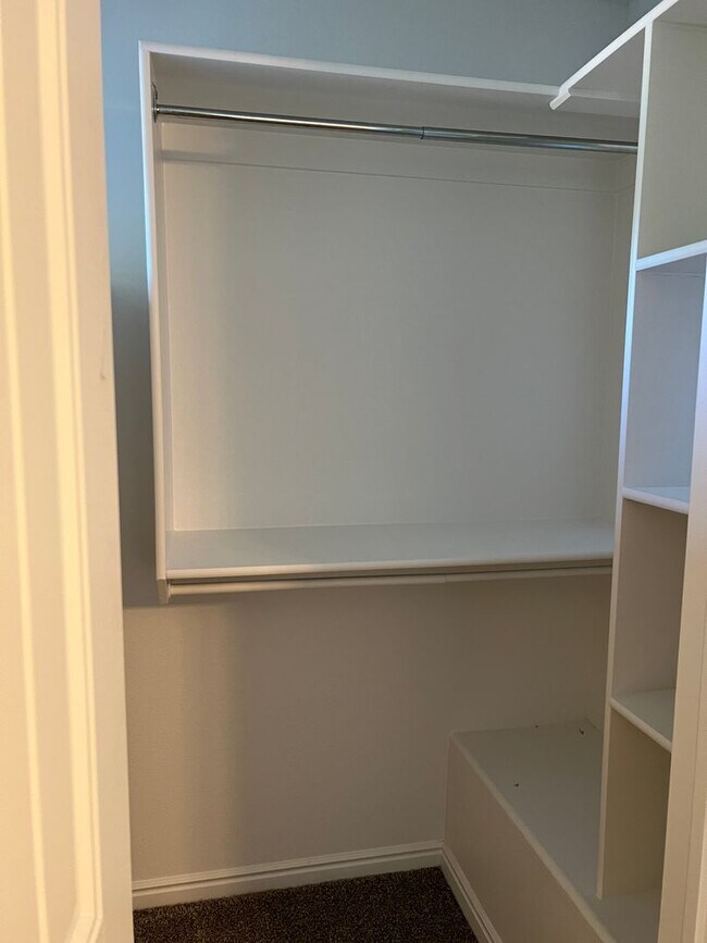 Foto del edificio - Beautiful 3 bedroom, 2.5 bathroom townhome...