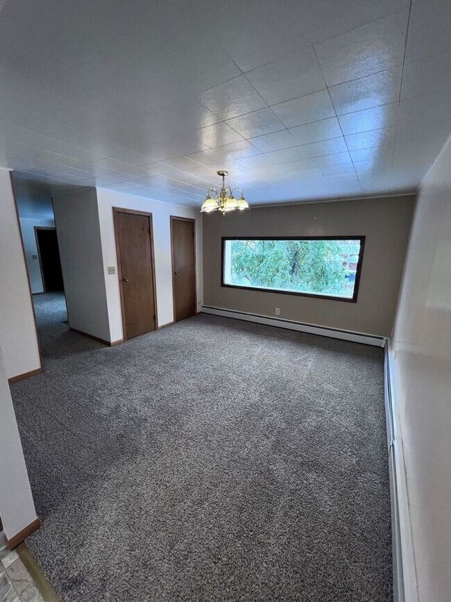 Building Photo - LEASE ONLY-Gradelle Ave 665 - KR