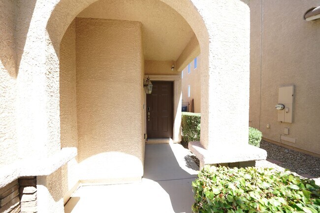 Building Photo - SHOWINGS AVAILABLE NOW