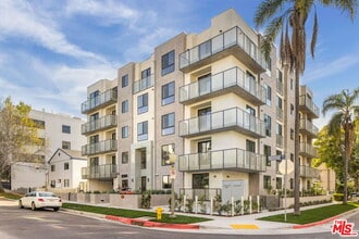 Building Photo - 2361 Fox Hills Dr