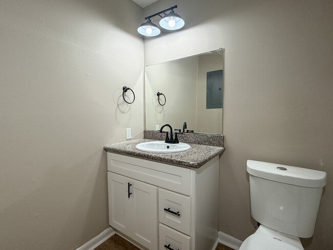 Baño del estudio - Ingleside Gardens Apartments
