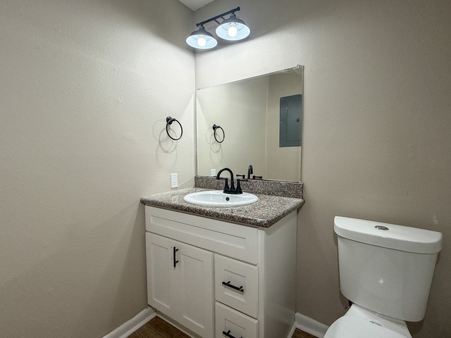 Studio Bath - Ingleside Gardens Apartments