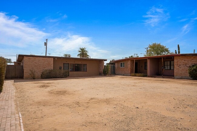 Building Photo - 2230 E Spring St