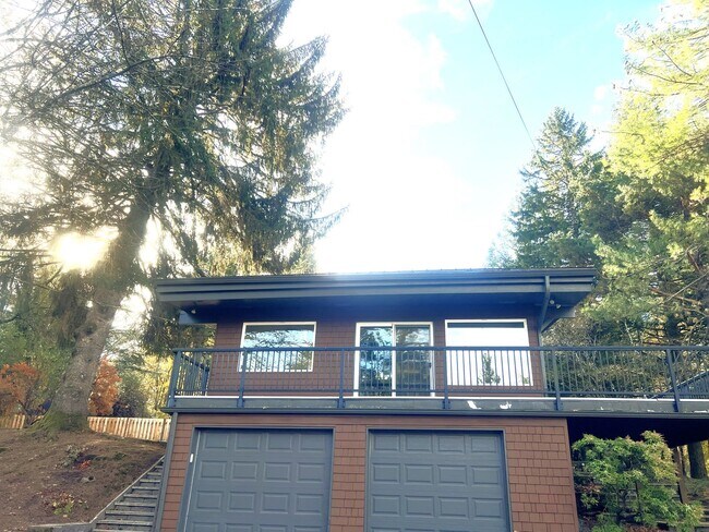 Building Photo - Mid-Centry Home Located in the SW Hills of...