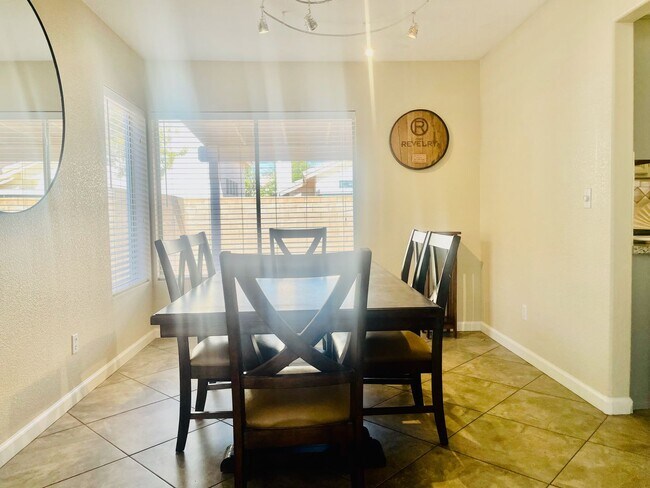 Building Photo - 4 Bd, 3 Bth Close to Airport, Town Square,...