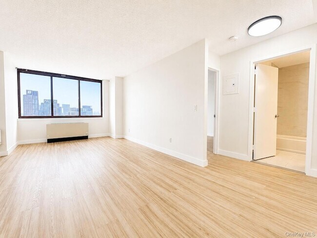 Foto del edificio - 4-74 48th Avenue Unit 30-J