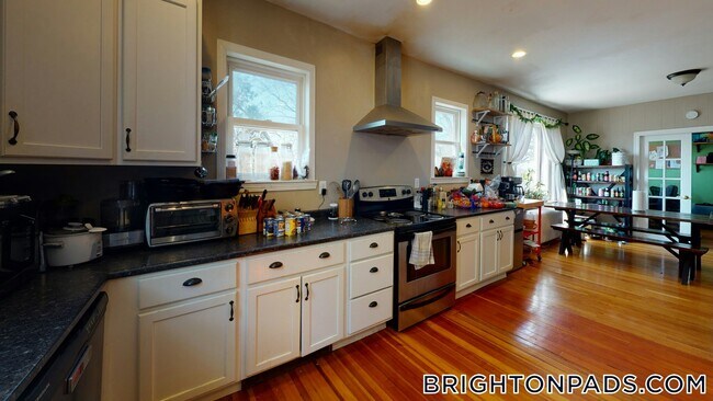 Building Photo - 70 Larch St