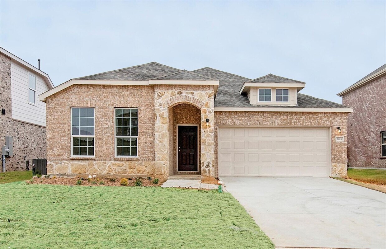 Foto principal - Move-In Ready 4-Bedroom Home with Ideal Lo...