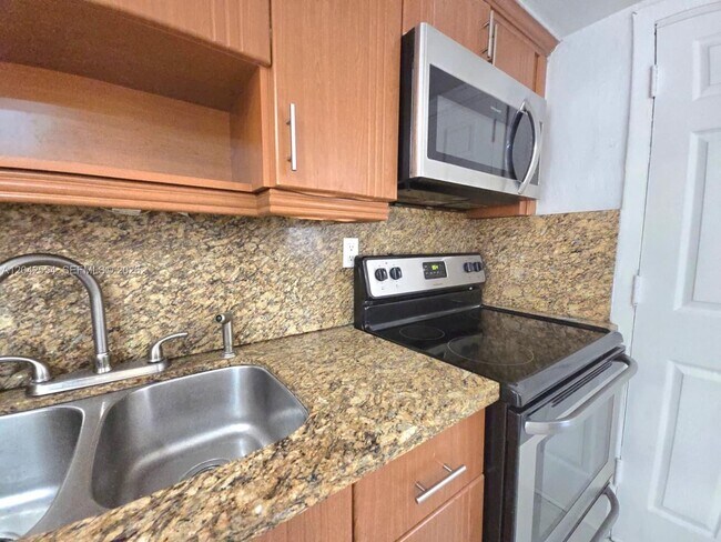 Foto del edificio - 2441 NW 13th St