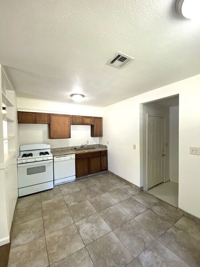 Building Photo - Spacious 2 Bed 1 Bath in Norman, OK
