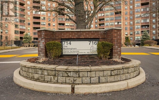 Photo du bâtiment - 714 The West Mall