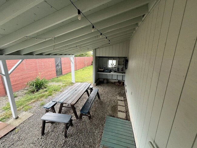 Building Photo - Well Maintained, 2-Bedroom, 1-Bath Home Cl...