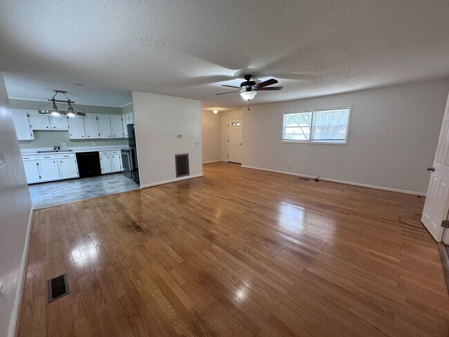Foto del edificio - 1709 Oak Hill Dr S