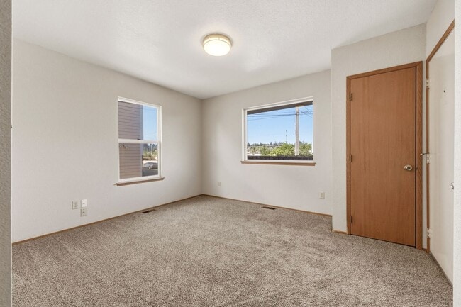 Building Photo - MOVE IN READY NOW! Desirable down town location. 2 bed, 1 bath. Includes water, sewer and garbage.
