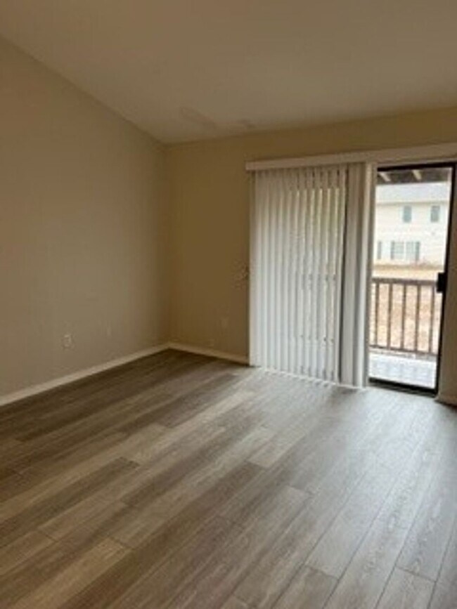 Building Photo - Condominium in Greenbrier. Available immediately! Conveniently located near the U of M. Newly ren...