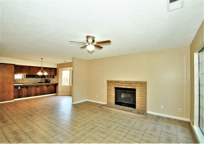 Building Photo - Lovely 4 Bedroom home in Clovis Unified