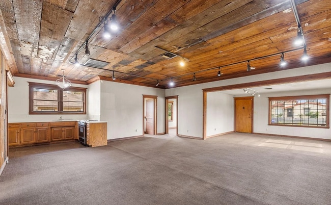 Building Photo - DNT-400 E Belle Terrace