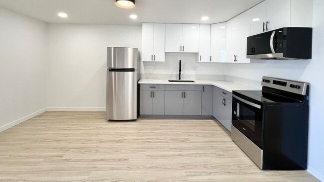 Building Photo - NEWLY REMODELED BEAUTIFUL 1 BEDROOM 1 BATH UNIT IN KANEOHE!