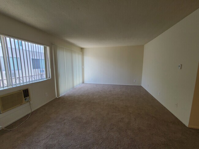 Building Photo - 4919 Rosewood Ave