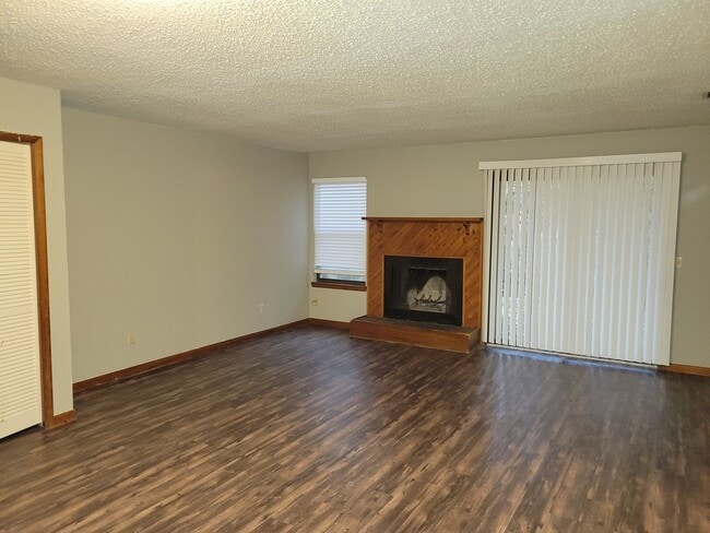 Building Photo - $1350 - 2/2/1 - Great Orange Park Location