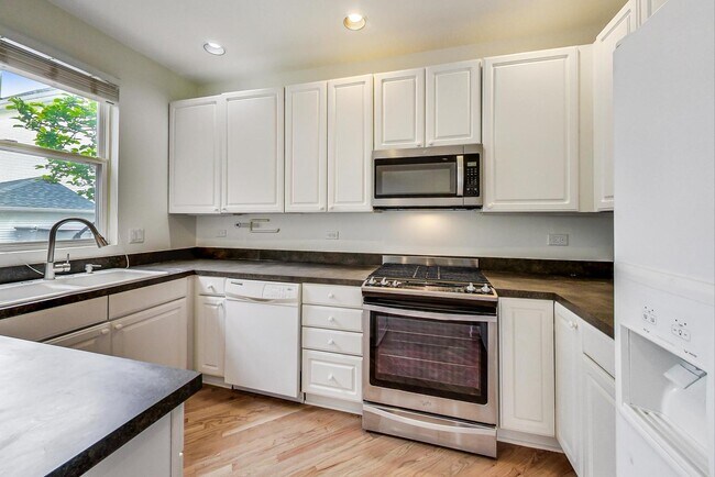 Building Photo - 2853 N Wolcott Ave