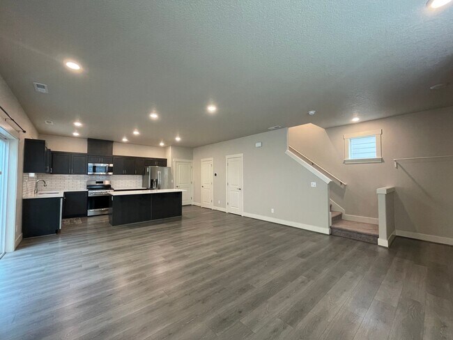Building Photo - Spacious 4 bed/2.5 Bath Single Family Home...