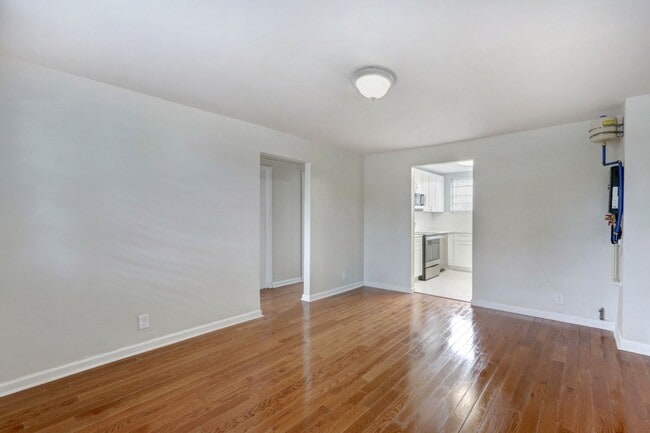 Building Photo - One block from Historic District - Renovat...