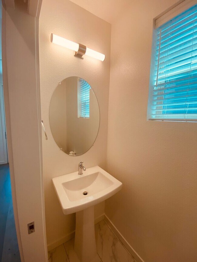 Building Photo - NEWER TOWNHOME AT THE MILL AT BROADWAY - A...