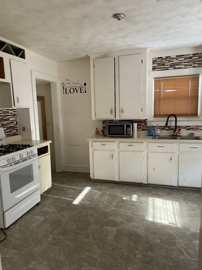 Building Photo - 5179 N Riverview Dr