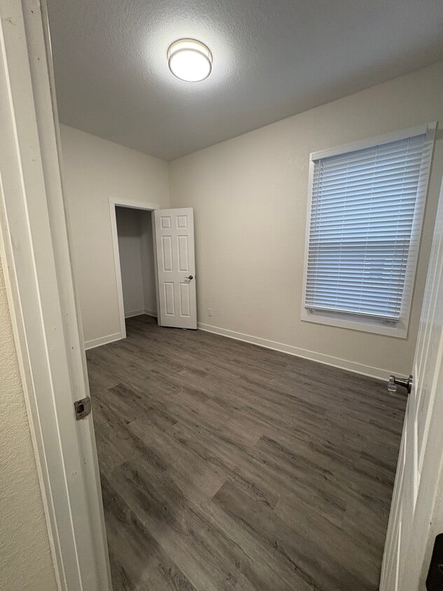 Building Photo - 400 E Meinecke Ave