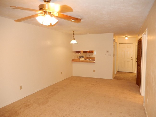 Building Photo - 1102 Greentree Ct