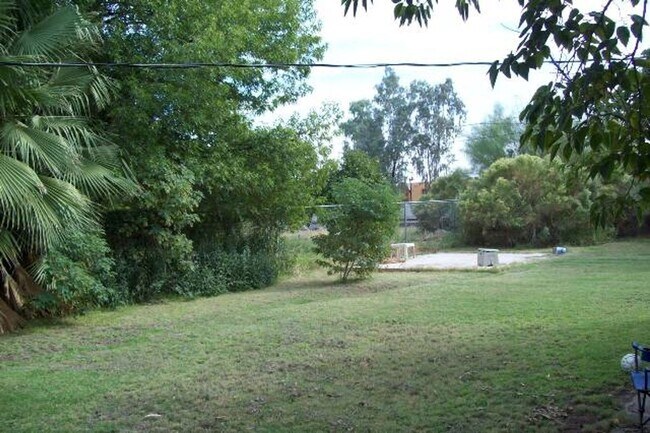 Foto del edificio - 1455 E Cedar St