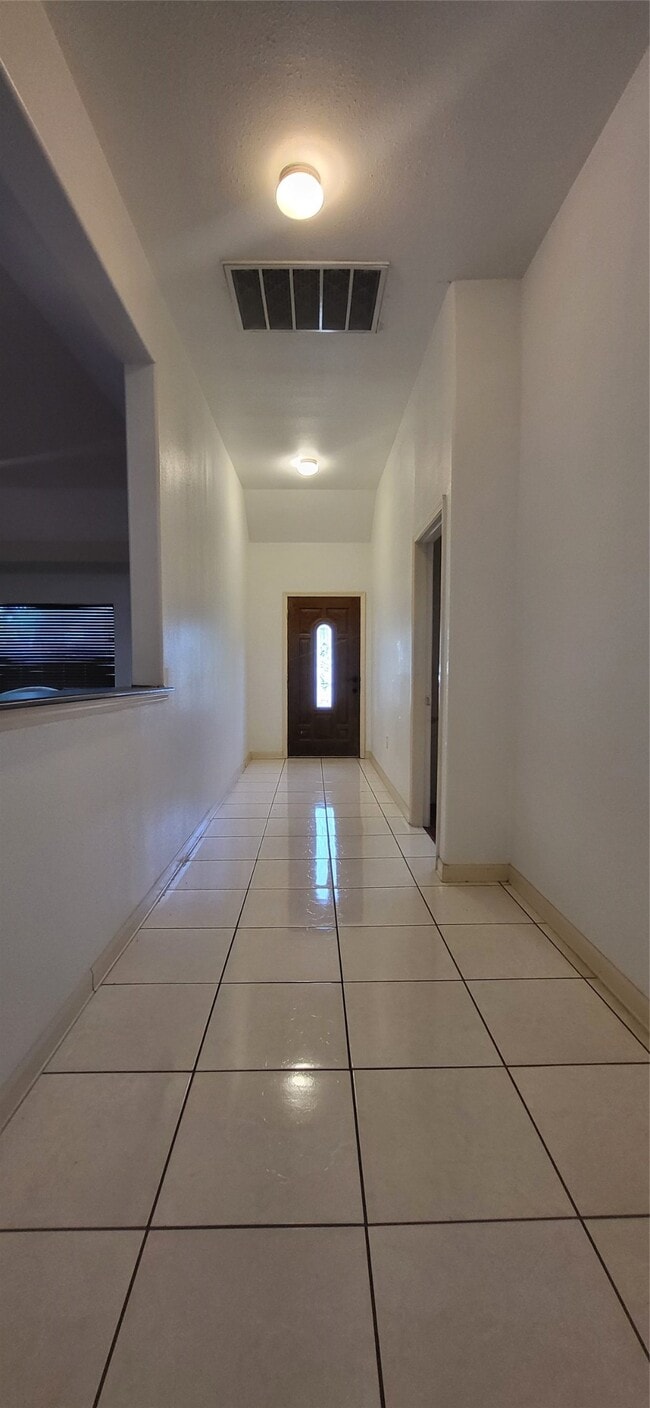 Building Photo - 9734 La Vista Dr
