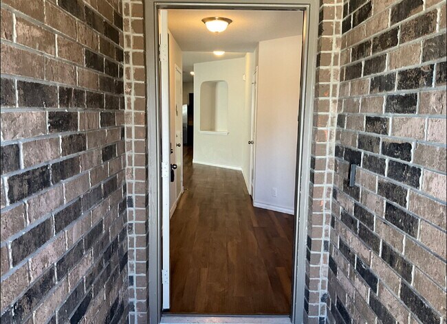 Foto del edificio - "Charming 4-Bedroom Home with Granite Eleg...