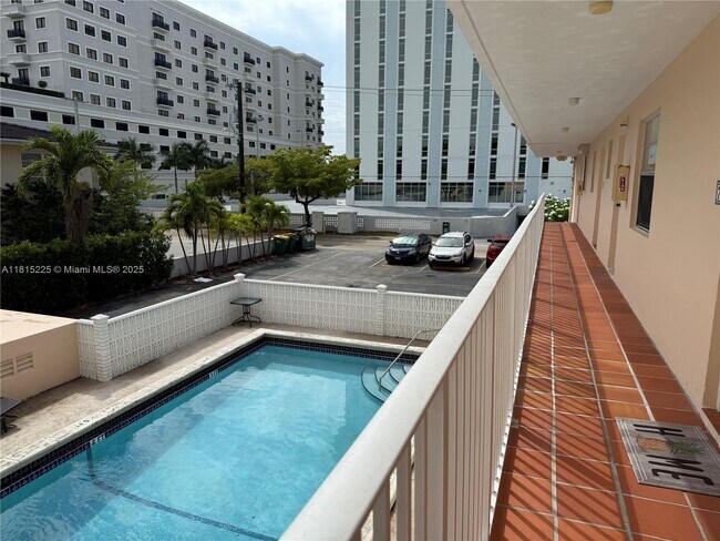 Foto del edificio - 1235 Mariposa Ave