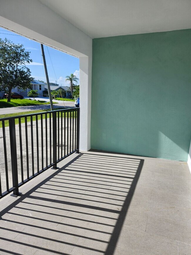 Foto del edificio - CUTE AS A BUTTON DUPLEX FOR ANNUAL RENT!  PUNTA GORDA