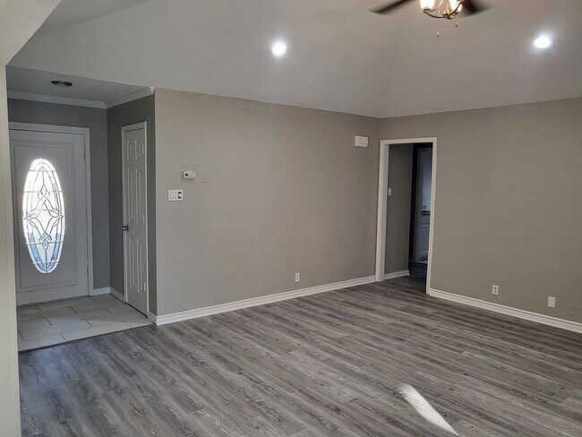 Building Photo - 7404 Glen Haven Dr