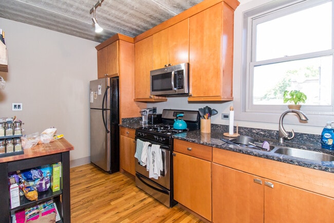 Building Photo - 3754 N Wilton Ave