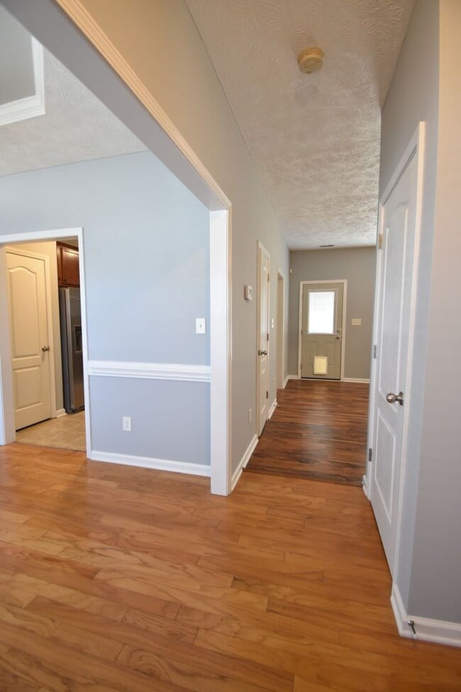 Building Photo - 3 BEDROOM 2 BATHROOM - PETS CONSIDERED