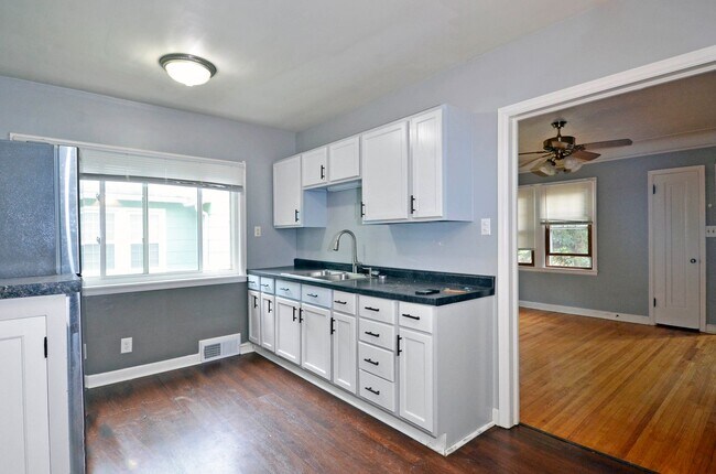 Foto del edificio - 4329-4331 Thomas ave N - TPO