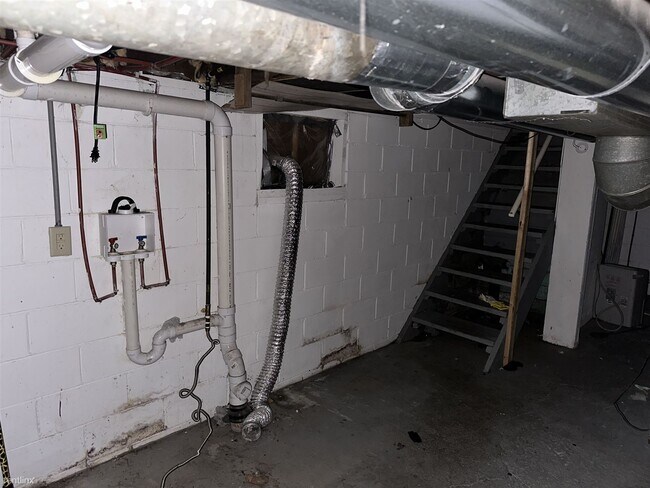 Foto del edificio - 3 br, 1 bath House - 200 Maywood Avenue