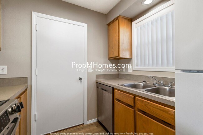 Foto del edificio - Spacious 2 Bedroom in Milwaukie - Attached...