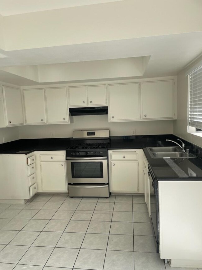 9325 Sunland Park Dr, Sun Valley, CA 91352 Townhome Rentals in Sun