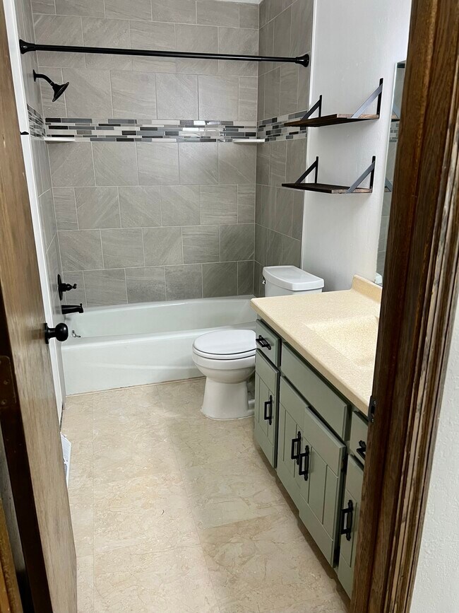 Baño de arriba - 1428 12th Ave N